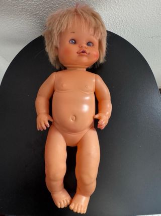 Muñeca bebé rubia ojos azules