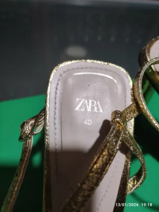 Sandalias Zara doradas tacón