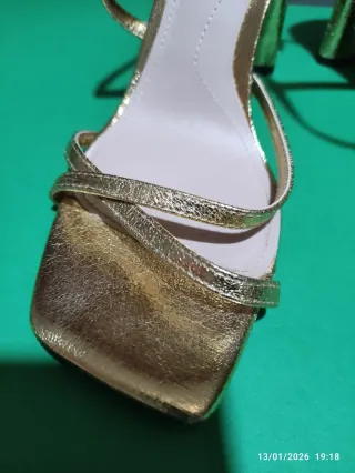 Sandalias Zara doradas tacón