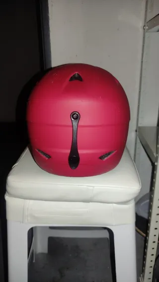 Casco de esquí Uvex rojo. Talla 52/54 cm