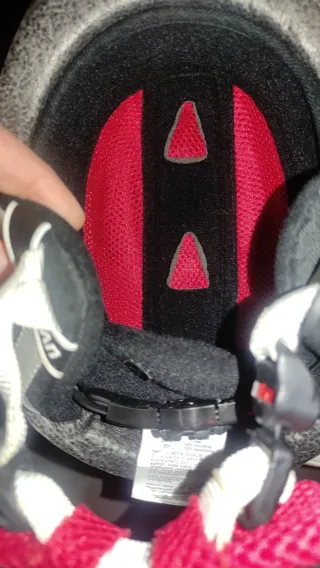 Casco de esquí Uvex rojo. Talla 52/54 cm