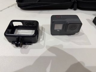 GoPro Hero 5 Black + 5 Baterías y complementos
