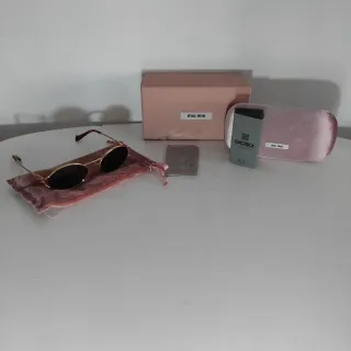 Gafas de sol Miu Miu mujer negras y doradas