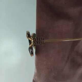 Gafas de sol Miu Miu mujer negras y doradas