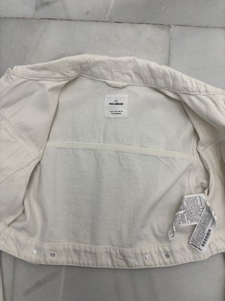 Cazadora vaquera blanca Pull and Bear Talla S