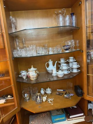 Mueble de madera con vitrina