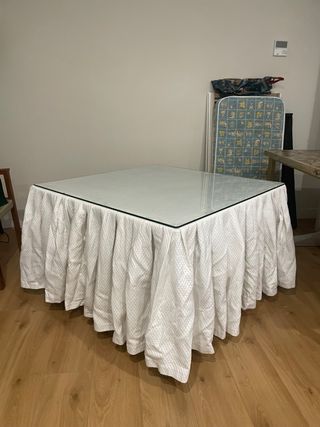 Mesa de camilla, cristal y metal con ruedas