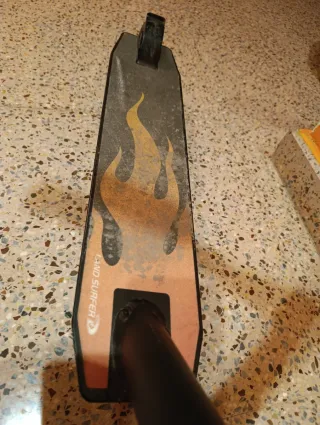 Patinete Negro con Diseño de Llamas