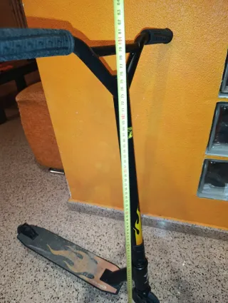 Patinete Negro con Diseño de Llamas