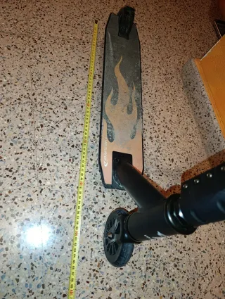 Patinete Negro con Diseño de Llamas