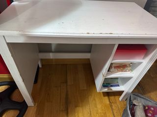 Escritorio blanco con estantes