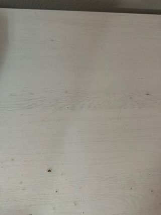 Escritorio blanco con estantes