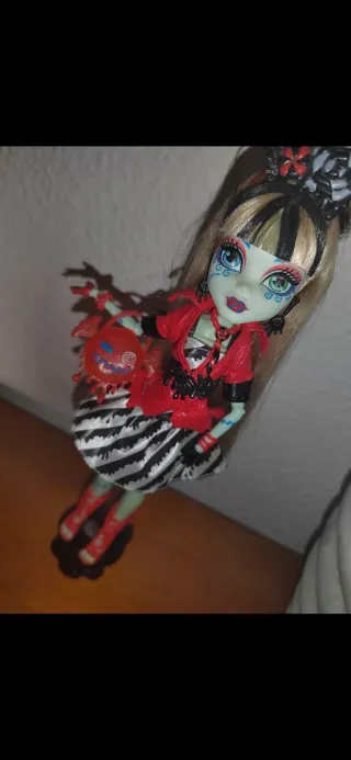 escucho precios muñeca Monster High