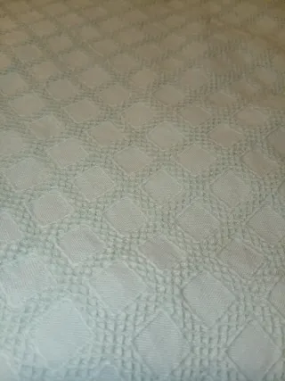 Colcha edredón verde.