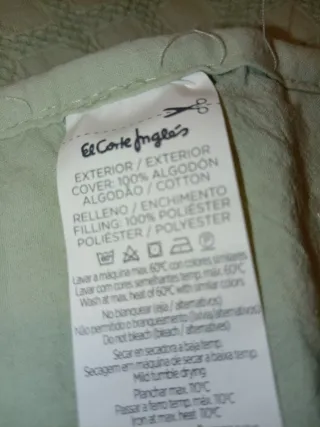 Colcha edredón verde.