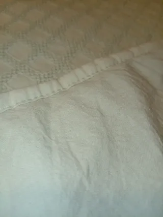 Colcha edredón verde.