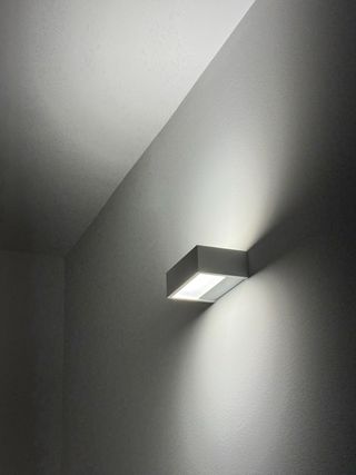 Aplique LED de pared metálico blanco