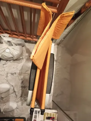 Silla plegable director entre naranja y  amarillo