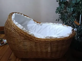 Moisés de mimbre con colcha