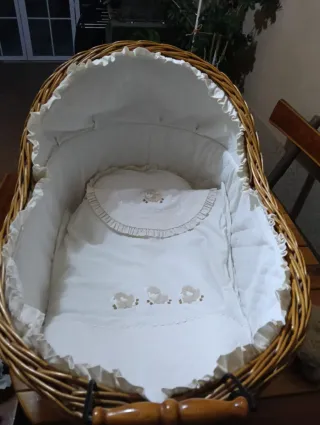 Moisés de mimbre con colcha