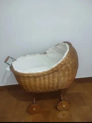 Moisés de mimbre con colcha