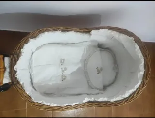 Moisés de mimbre con colcha