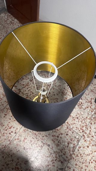 Lámpara de mesa de metal y tela