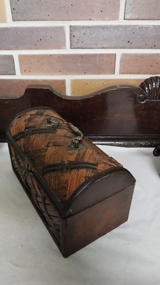 Cofre de madera y mimbre
