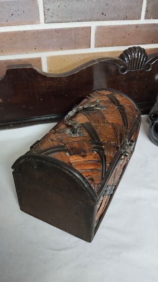 Cofre de madera y mimbre