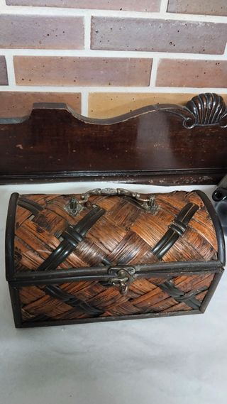 Cofre de madera y mimbre