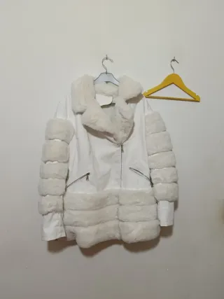 Abrigo blanco de mujer con pelo Solo usado una vez