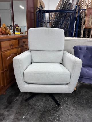 Sillón giratorio tela beige y base negra