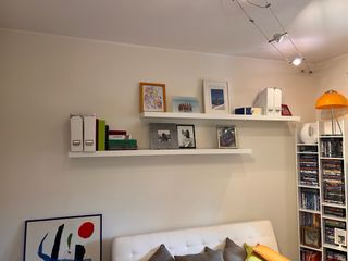 Estanterías blancas de madera