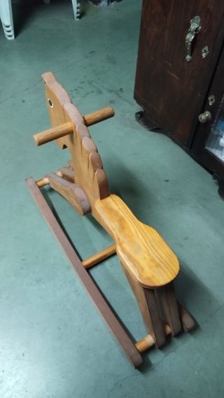 Caballo balancín de madera