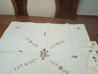 Mantelería de hilo bordada multicolor