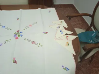 Mantelería de hilo bordada multicolor