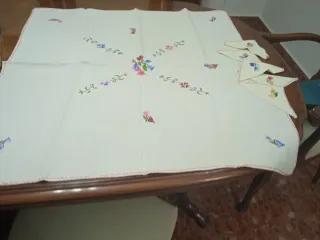 Mantelería de hilo bordada multicolor