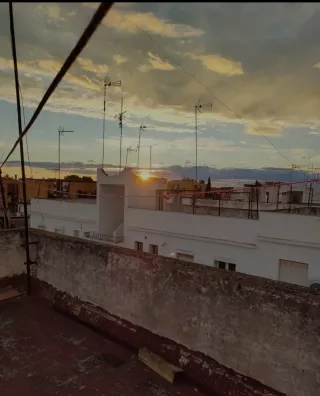 Hola tengo habitación disponible en Coria del Río