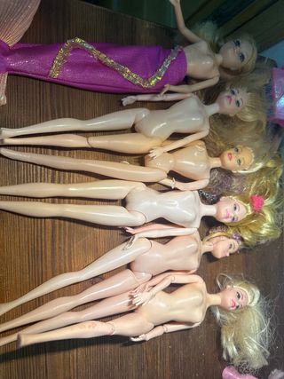 Lotto di bambole tipo Barbie e cavalli