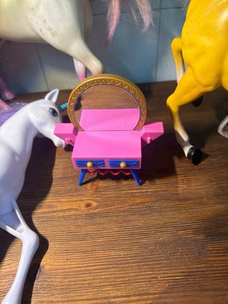 Lotto di bambole tipo Barbie e cavalli