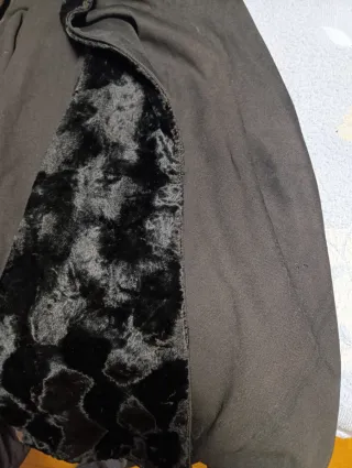 Capa antigua negra con cuello de pelliza