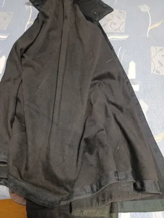 Capa antigua negra con cuello de pelliza