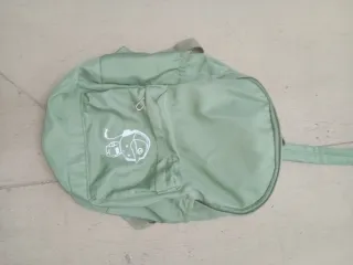 Mochila verde con dibujo