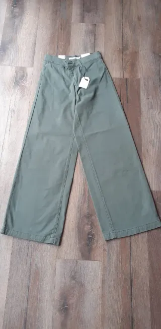 Pantalón chino Levi's verde.