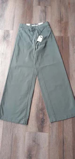 Pantalón chino Levi's verde.