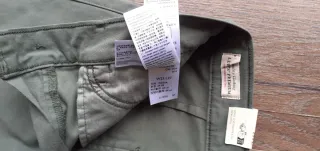 Pantalón chino Levi's verde.