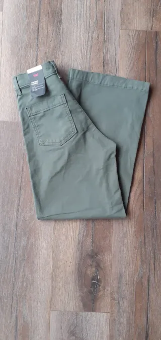 Pantalón chino Levi's verde.