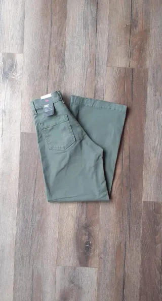 Pantalón chino Levi's verde.