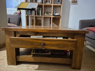 Mesa baja de madera con cajón