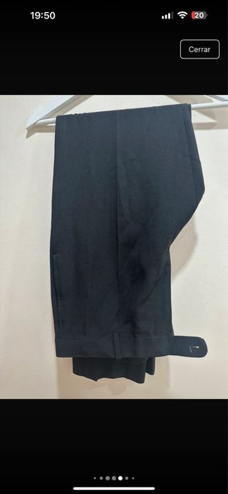 Traje negro y corbata azul